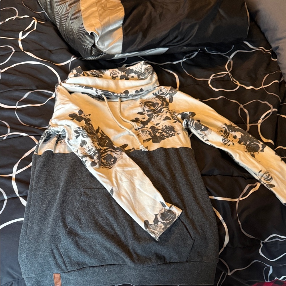 AMPERSAND AVE Floral Gray and Cream Hoodie